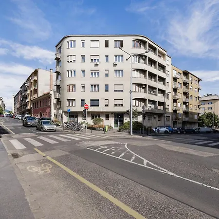 Cabletownbuda - Design With Ac, Balcony