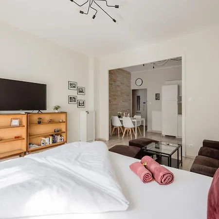 Cabletownbuda - Design With Ac, Balcony